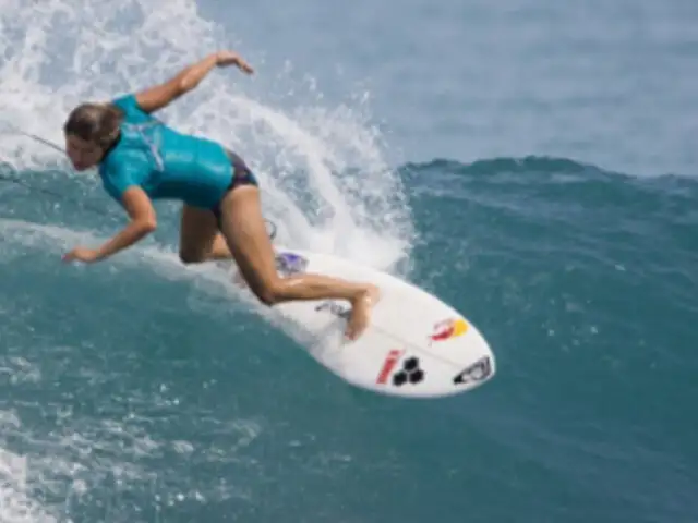 Sofía Mulanovich en los octavos de final en campeonato español de surfing