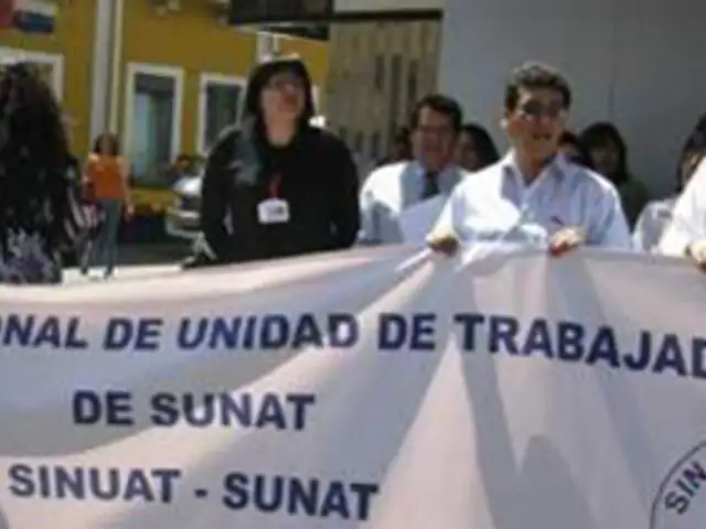 Trabajadores de la Sunat protestan en Arequipa solicitando aumento de salarios