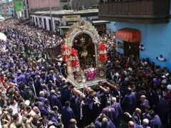 La imagen del Señor de los Milagros sale a su penúltima procesión del año