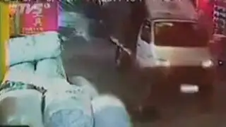 Impactantes imágenes de una niña que fue atropellada por dos vehículos en China