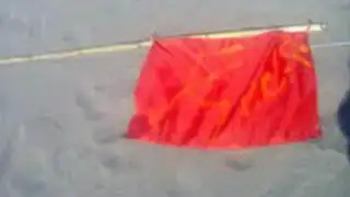 Policía incauta bandera con la hoz y el martillo en marcha por el agua
