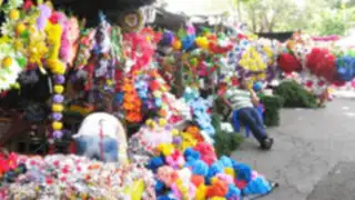 Chilenos compran coronas para difuntos en Arequipa