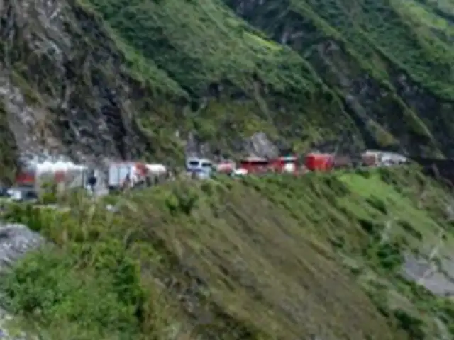 Carretera que conecta regiones de Ica y Huancavelica está interrumpida por deslizamientos