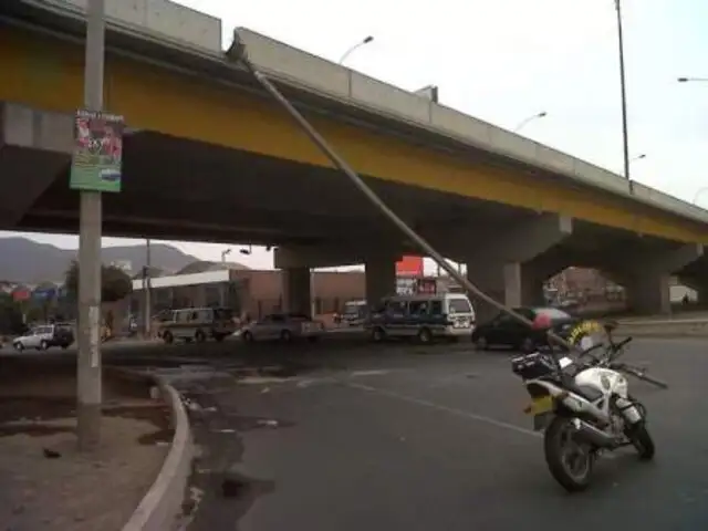 Poste caído en by pass de Tomás Valle causó susto en peatones y conductores