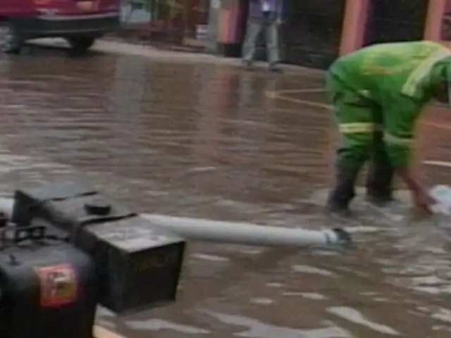 Desborde de canal de regadío inunda decenas de viviendas en Chorrillos