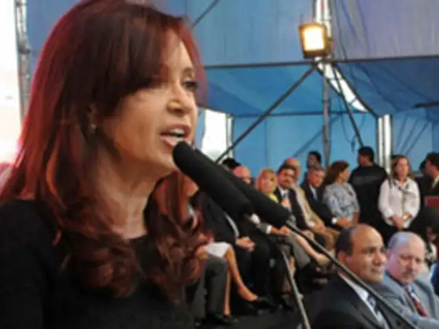 Cristina Fernández retomó actividades presidenciales mostrando Blackberry 