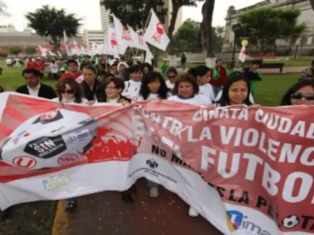 Alcaldesa Susana Villarán lideró marcha contra la violencia en el fútbol
