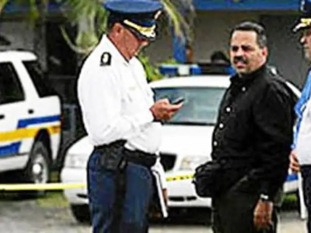 México: policías uniformados son grabados cuando asaltaban una mueblería 