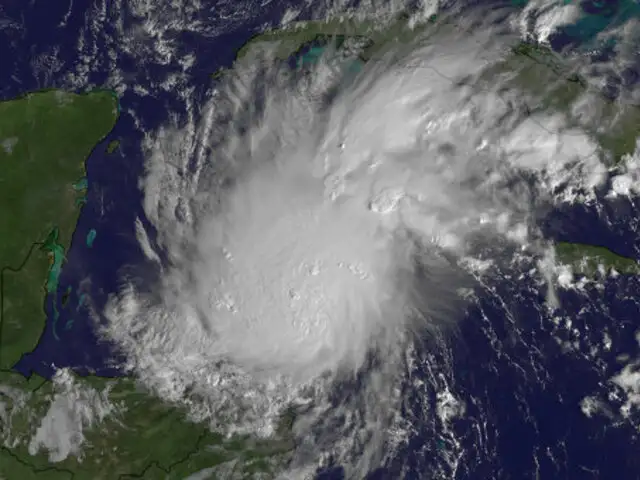 Huracán Isaac a punto de convertirse en la tormenta tropical Nadine