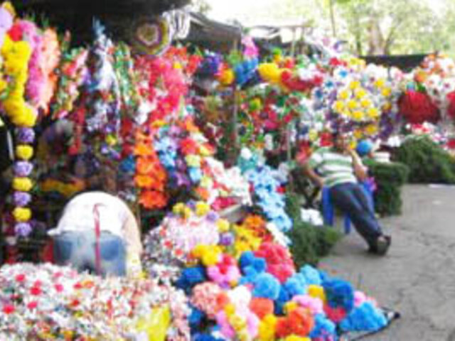 Chilenos compran coronas para difuntos en Arequipa