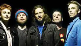 Seguidores de Pearl Jam hacen cola en el estadio San Marcos 