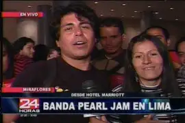 Fanáticos de Pearl Jam esperan a sus ídolos en hotel de Miraflores