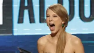 Taylor Swift y Jennifer López fueron la sensación en los America Music Awards   