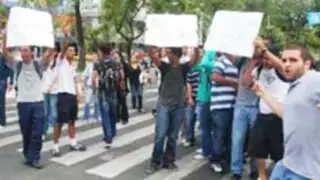 Estudiantes de la UNI bloquean puertas de acceso al campus universitario 