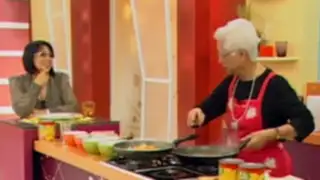 Cocinando pechuga en salsa de hongos con verduras salteadas