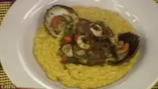 Cocinando quinotto a la huancaína con seco del mar