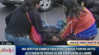 Automóvil embiste a joven mujer en Pueblo Libre 