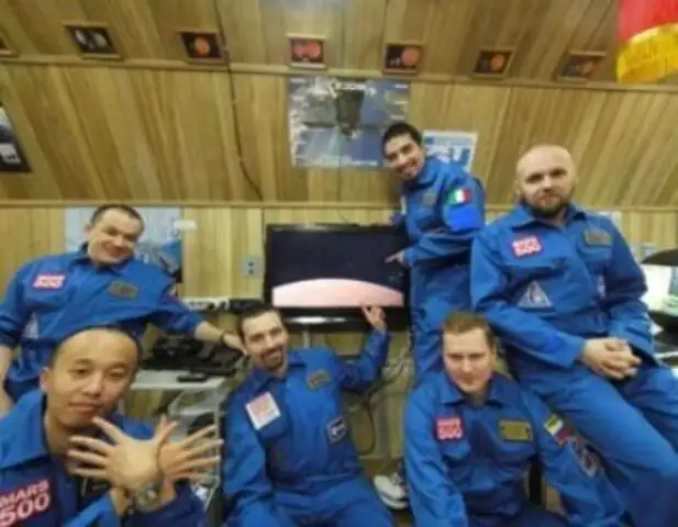 Tras 520 días culminó experimento con los primeros astronautas que pisaran Marte