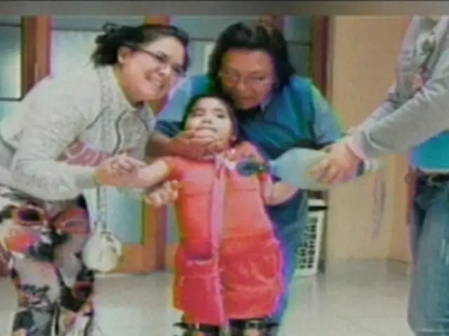 Tras largo tratamiento, niña Romina Cornejo empezó a moverse sin ayuda