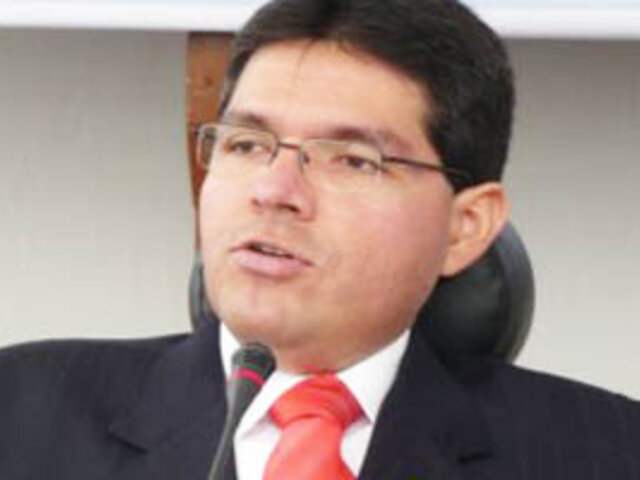 Congresista Urtecho denuncia que Periodistas robaron documentos en el Legislativo