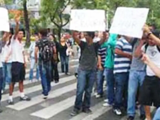 Estudiantes de la UNI bloquean puertas de acceso al campus universitario