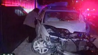 Chofer ebrio estrelló su coche contra tres postes de luz