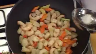 Cocinando camarón saltado con almendra cajú