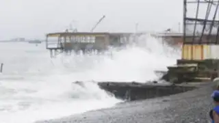 Autoridades de Ica cierran puerto de Pisco por fuertes oleajes
