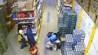 Increíble: Mujer es captada robando una caja de cerveza entre sus piernas