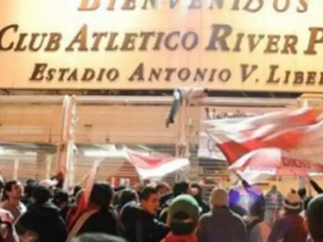 Hinchas de River Plate escriben insultos contra Pasarella en las paredes del Monumental  