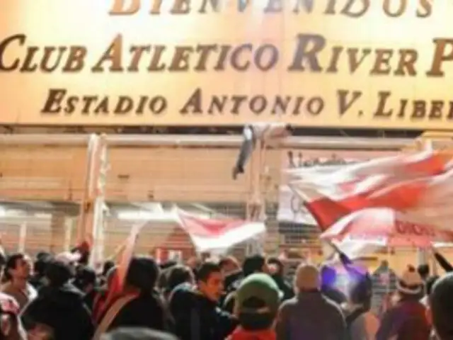 Hinchas de River Plate escriben insultos contra Pasarella en las paredes del Monumental