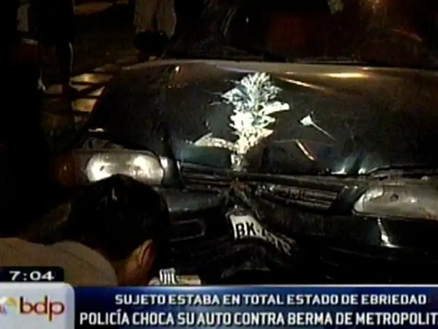 Supuesto policía choca su automóvil contra berma del Metropolitano