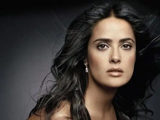 Denuncian a Salma Hayek por dos millones de dólares