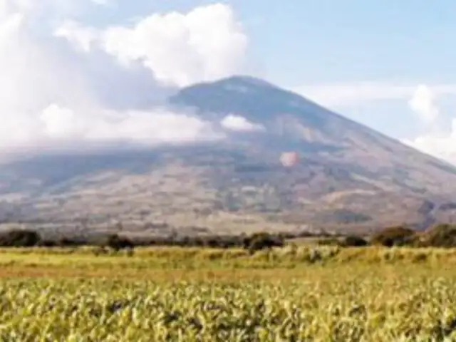 Ancash: Población está preocupada por humo y gases que emanan de volcán