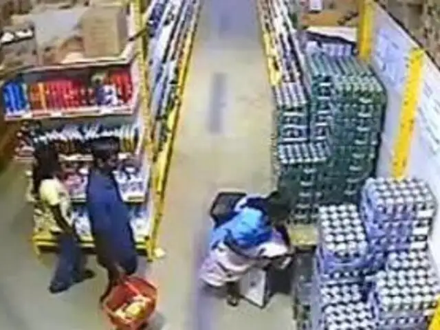 Increíble: Mujer es captada robando una caja de cerveza entre sus piernas