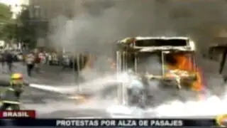 Brasil: estudiantes queman autobús en medio de protesta por alza de pasajes