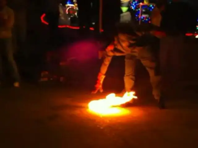 VIDEO: Jóvenes recibieron el Año Nuevo jugando con una bola de fuego