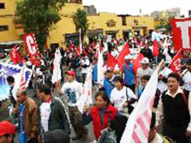 Organizaciones sociales realizan marchas en contra de revocatoria a Susana Villarán