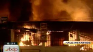 Infierno en VES: incendio arrasa con más de 800 puestos en centro de abastos
