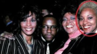 Whitney Houston se habría refugiado en drogas por reprimir amor hacia otra mujer