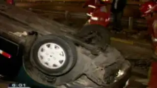 El Agustino: taxista salvó de morir tras volcar su vehículo por quedarse dormido
