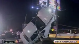Callao: chofer salva de morir luego de que su auto terminara empotrado en panel