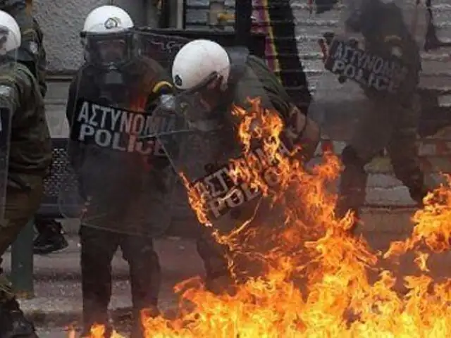 Violencia en Grecia y bus escolar se incendia en EEUU, en el bloque internacional