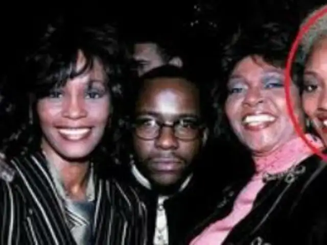 Whitney Houston se habría refugiado en drogas por reprimir amor hacia otra mujer