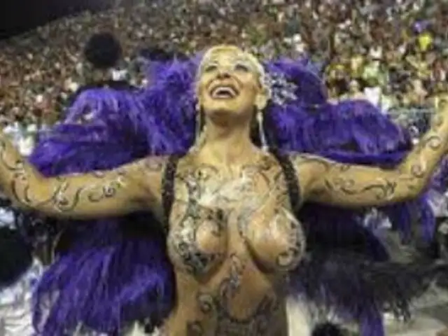 Desnudos completos de garotas causan polémica en Carnaval de Río