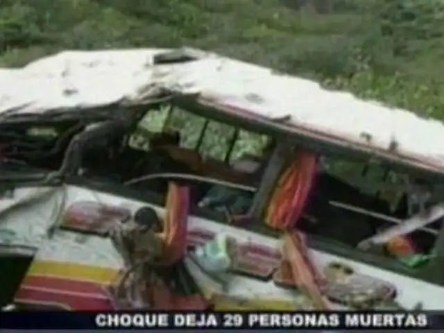 Accidente vehicular en Ecuador deja 29 muertos y matanza en cárcel de México 40