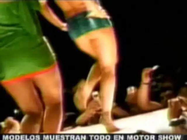 Modelos bailan semidesnudas durante show automovilístico en Colombia