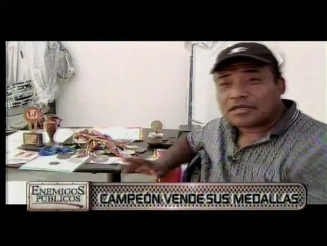 Peruano campeón de lucha libre vende sus medallas para sobrevivir