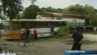 Argentina: choque entre movilidad escolar y tren deja 11 heridos