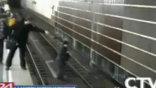 China: mujer intenta suicidarse lanzándose a vías del tren